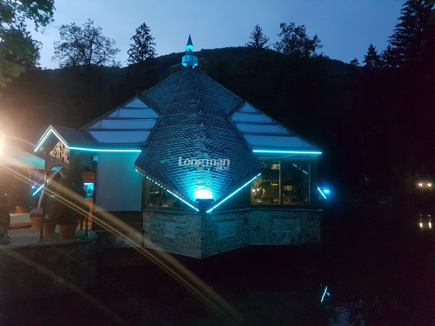 户外灯和LED频闪灯用于斯洛伐克餐厅
