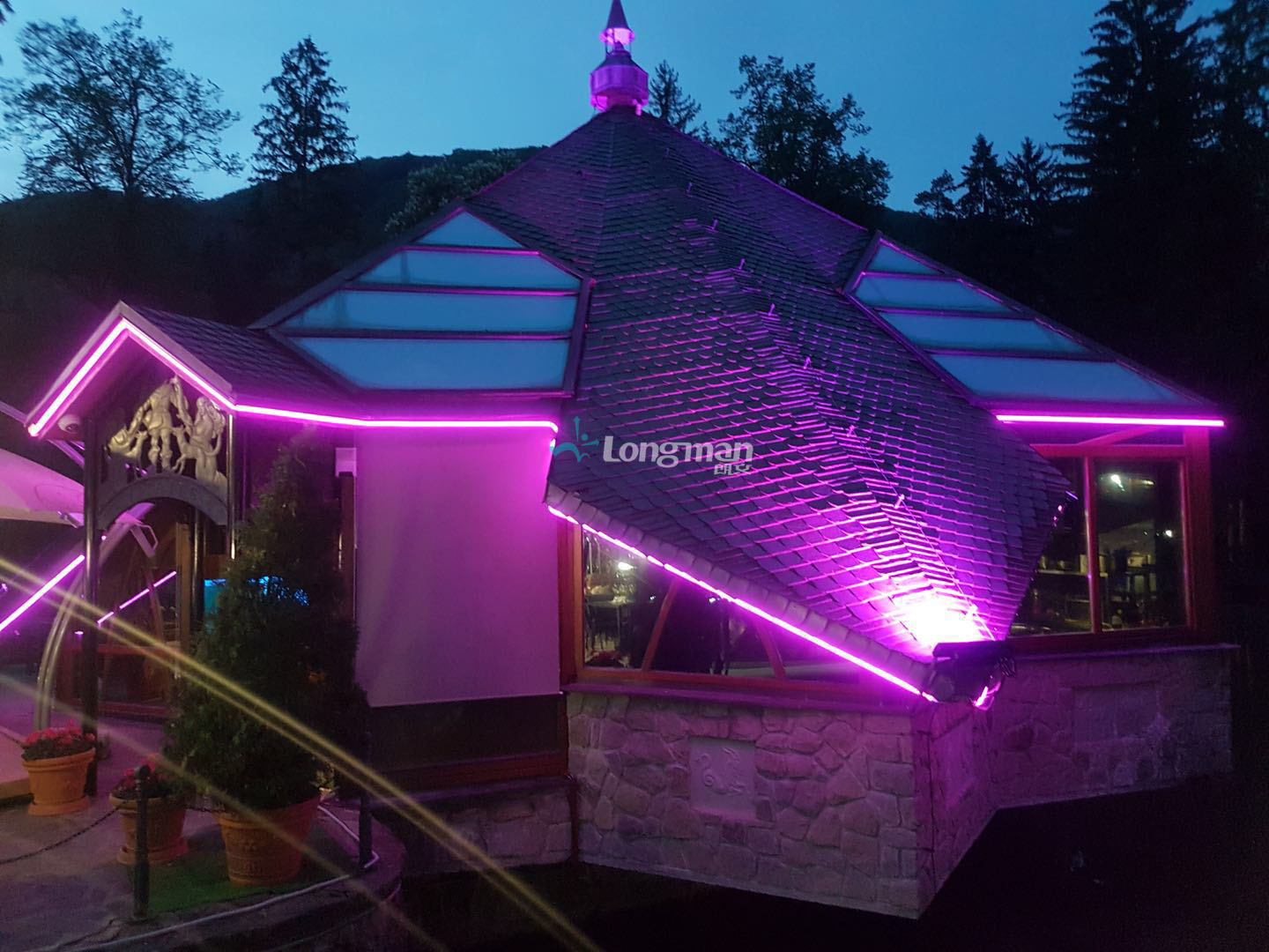 户外灯和LED频闪灯用于斯洛伐克餐厅
