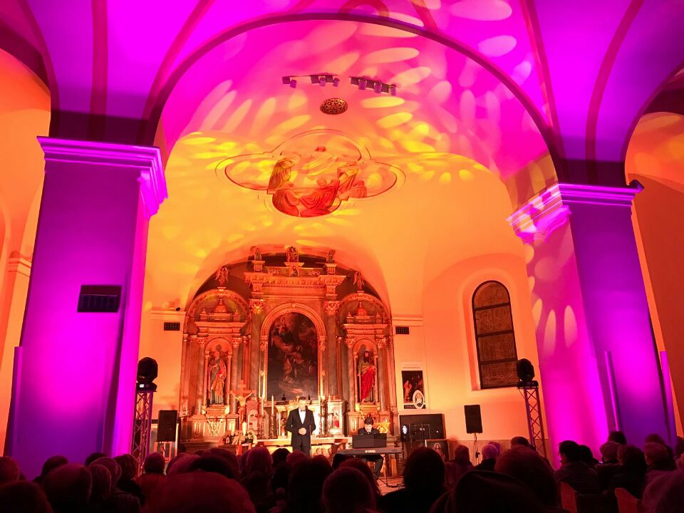 舞台灯用于教堂
