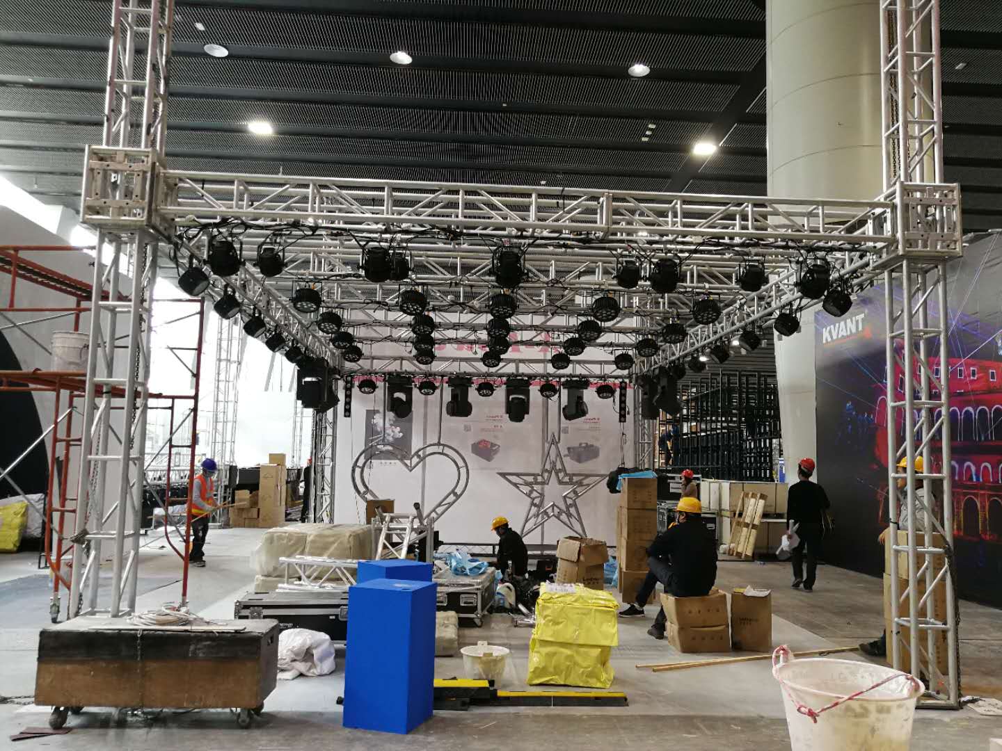 Building the booth of 2019 Guangzhou International Prolight+Sound Exhibition